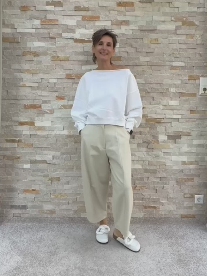 Video laden: Cropped Sweatshirt MARTI mit asymmetrischem Ausschnitt in Weiss