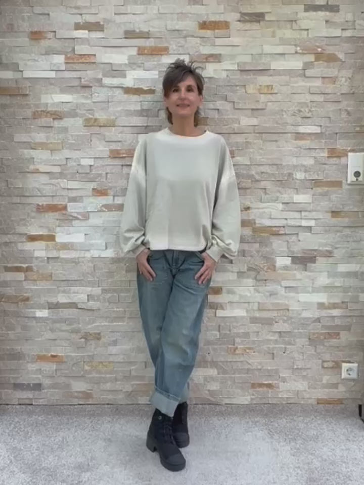 Video laden: Oversized Sweatshirt TARI mit Blumendruck