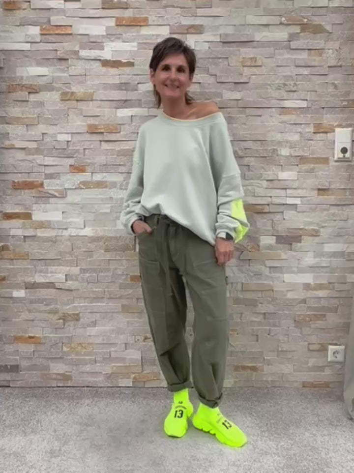 Video laden: Oversized Sweatshirt Sky Dreaming in Salbei mit Gelb