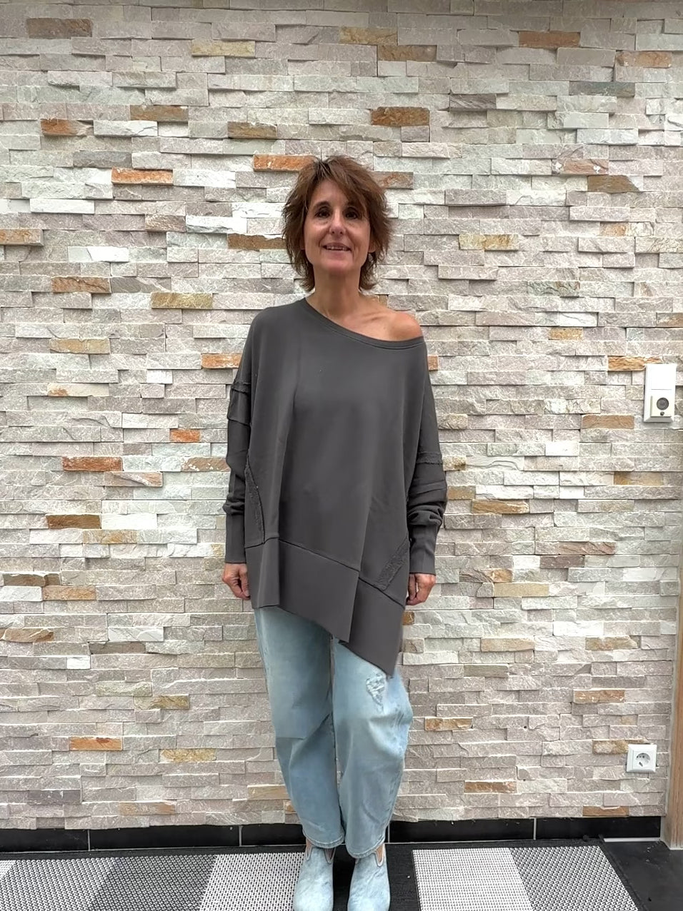 Video laden: Oversize Sweatshirt KRIZ mit LOVE Applikation in Dolphin