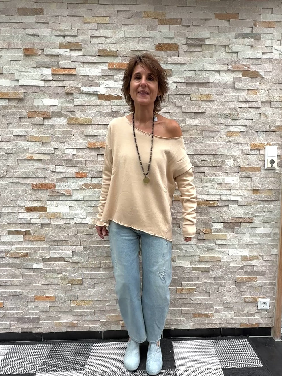 Video laden: Sweatshirt GARA mit offenen Kanten in Caramel