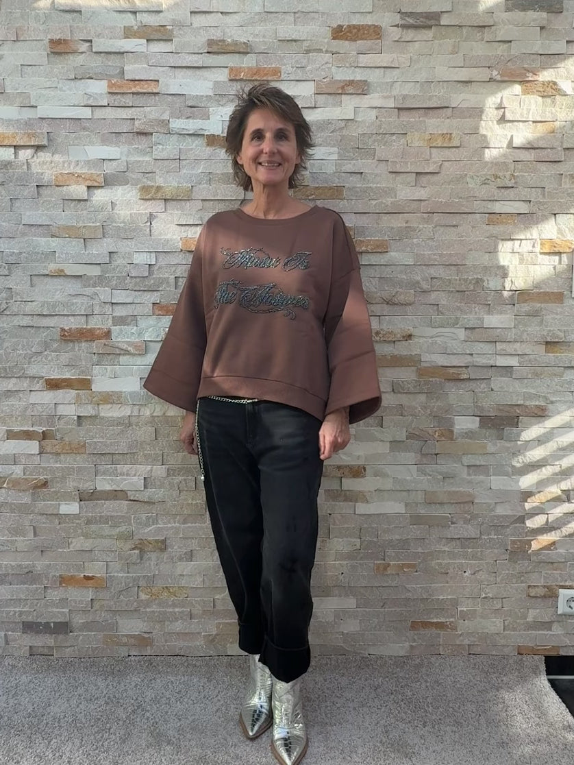 Load video: Oversized Sweatshirt mit Schriftzug in Braun
