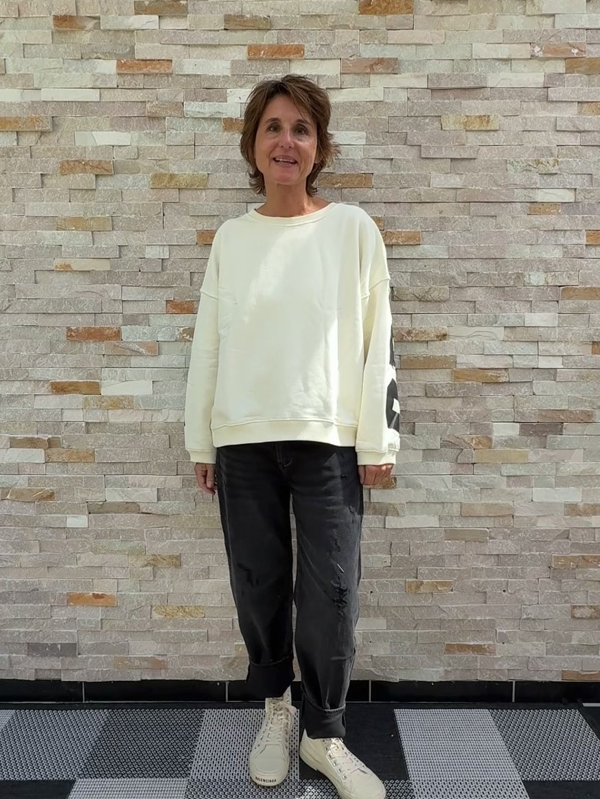 Video laden: Oversized Sweatshirt OPTIMIST in Vanille