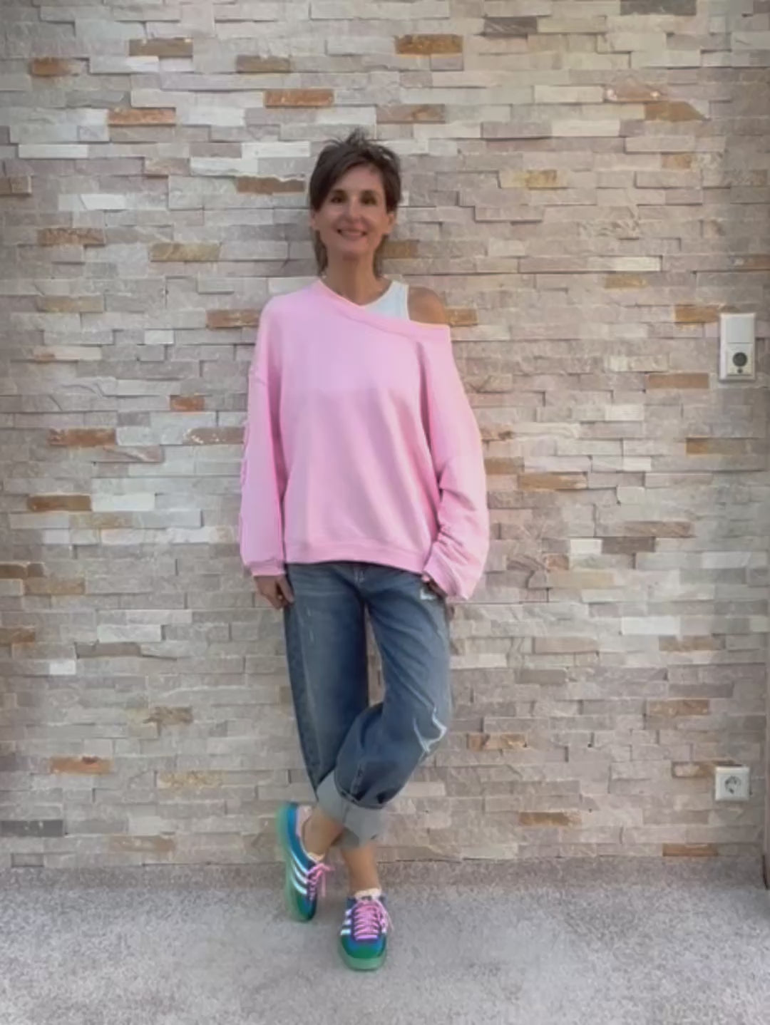 Load video: Oversized Sweatshirt SKY VOYAGING in Candy