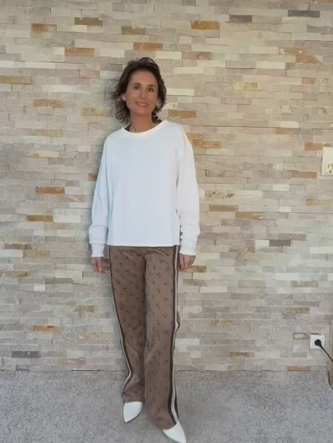 Load video: Sweatshirt ROSE mit Rüschendetails in Weiss