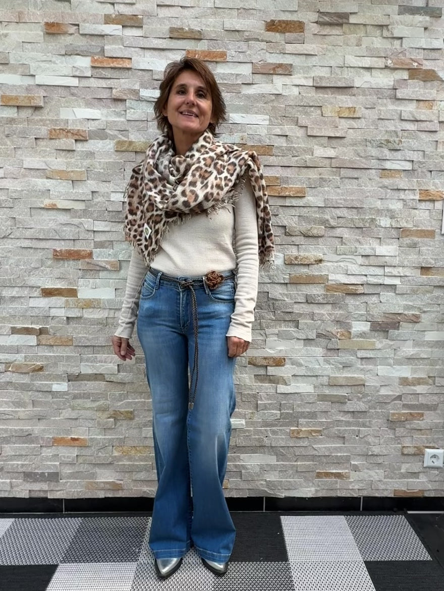 Video laden: Jeans HIGH FLARE BARCY in Mittelblau