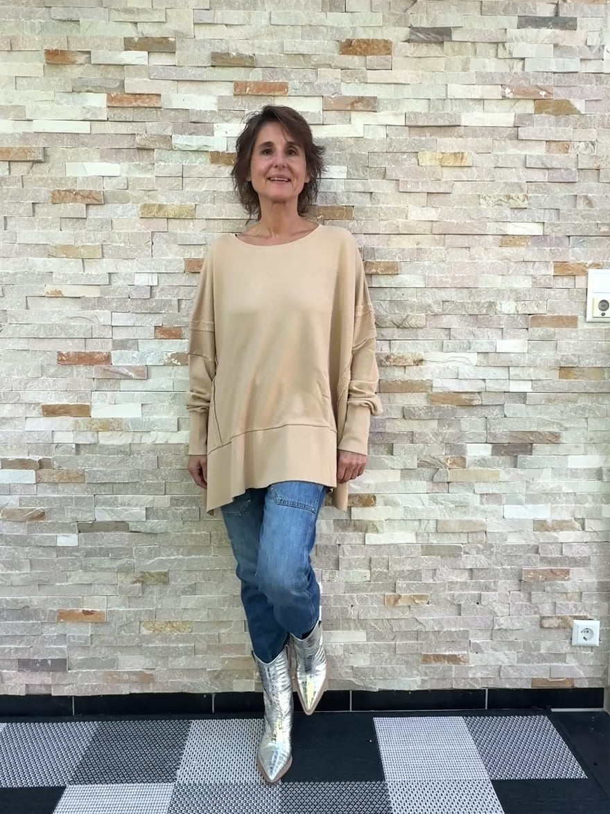 Video laden: Oversize Sweatshirt KRIZ mit LOVE Applikation in Caramel