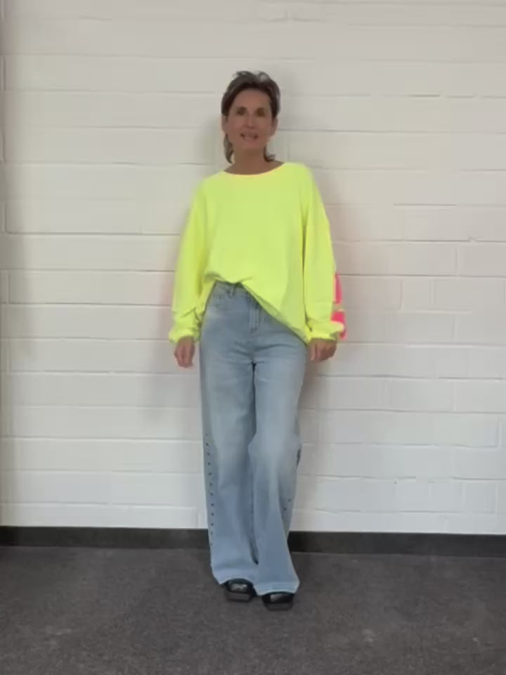 Video laden: Oversized Sweatshirt Sky Dreaming in Neon Gelb mit Pink