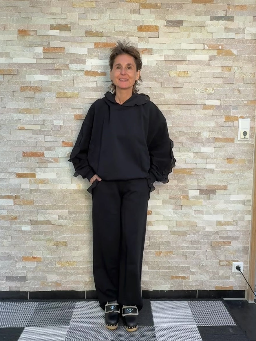 Video laden: Hoodie PATY mit Volant in Schwarz