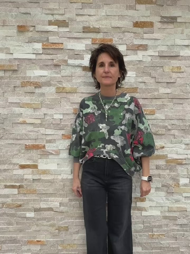 Load video: Cropped Sweatshirt mit Camouflage-Rosen Druck Grün