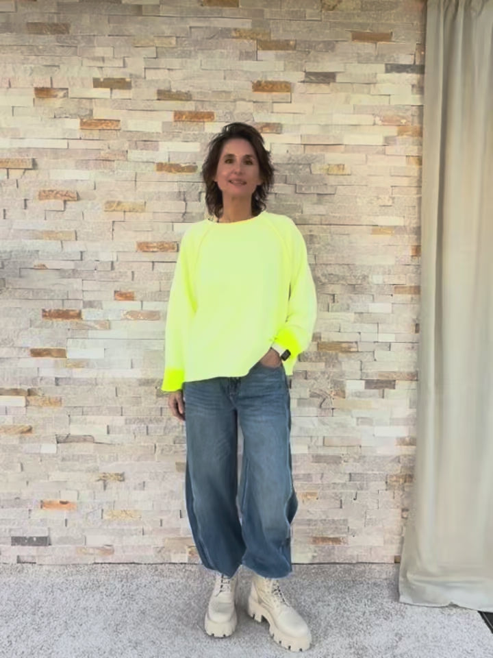 Load video: Oversized Sweatshirt FINE in Neon Gelb