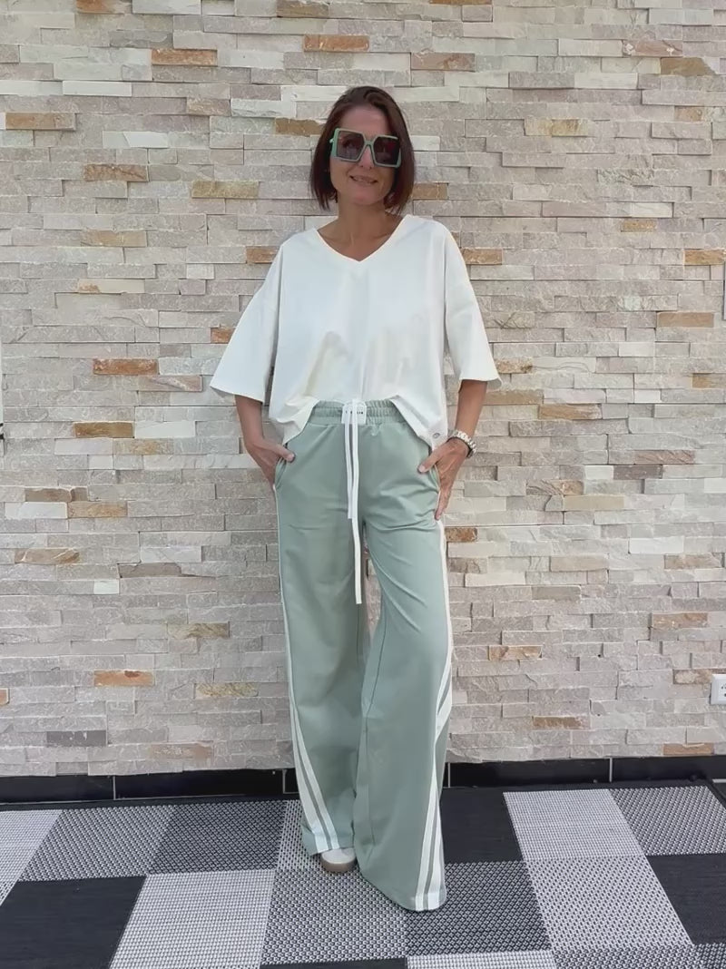 Video laden: Oversized T-Shirt PATRICIA in Offwhite mit Aloe Rücken Logo