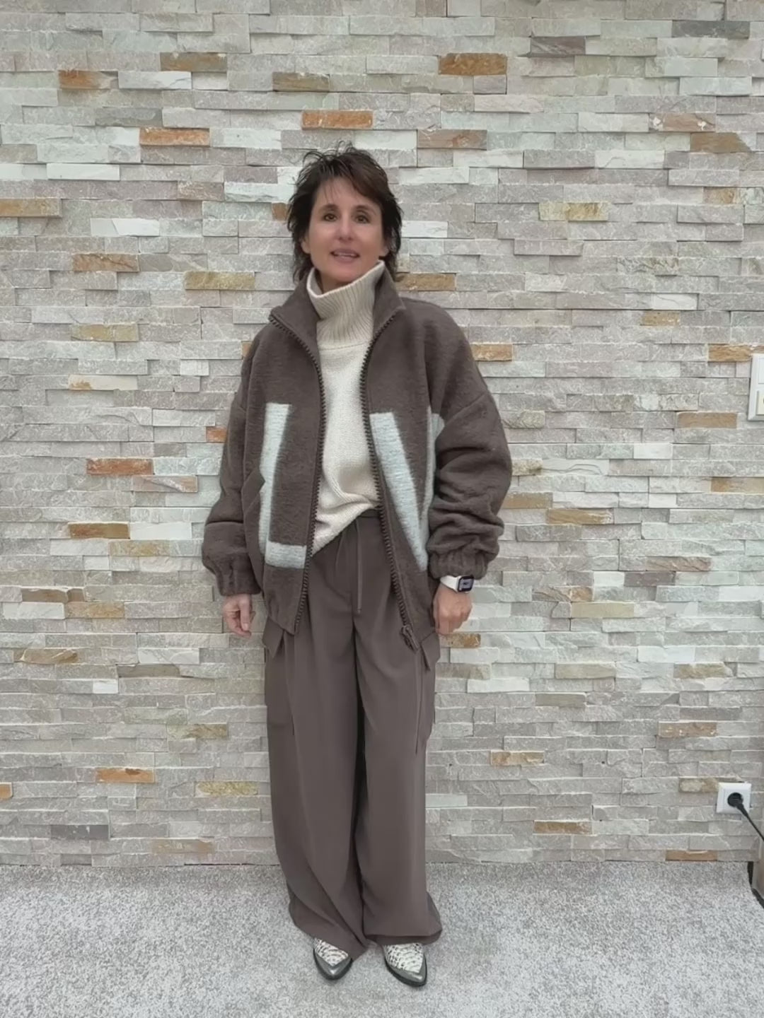Video laden: Wolle-Blouson ROME mit Logo Print in Braun-Creme