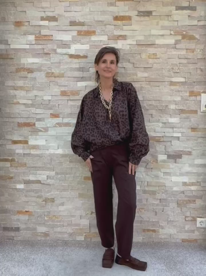 Load video: Bluse BAL:LEO mit Ballonärmel und Animal Print Braun-Schwarz