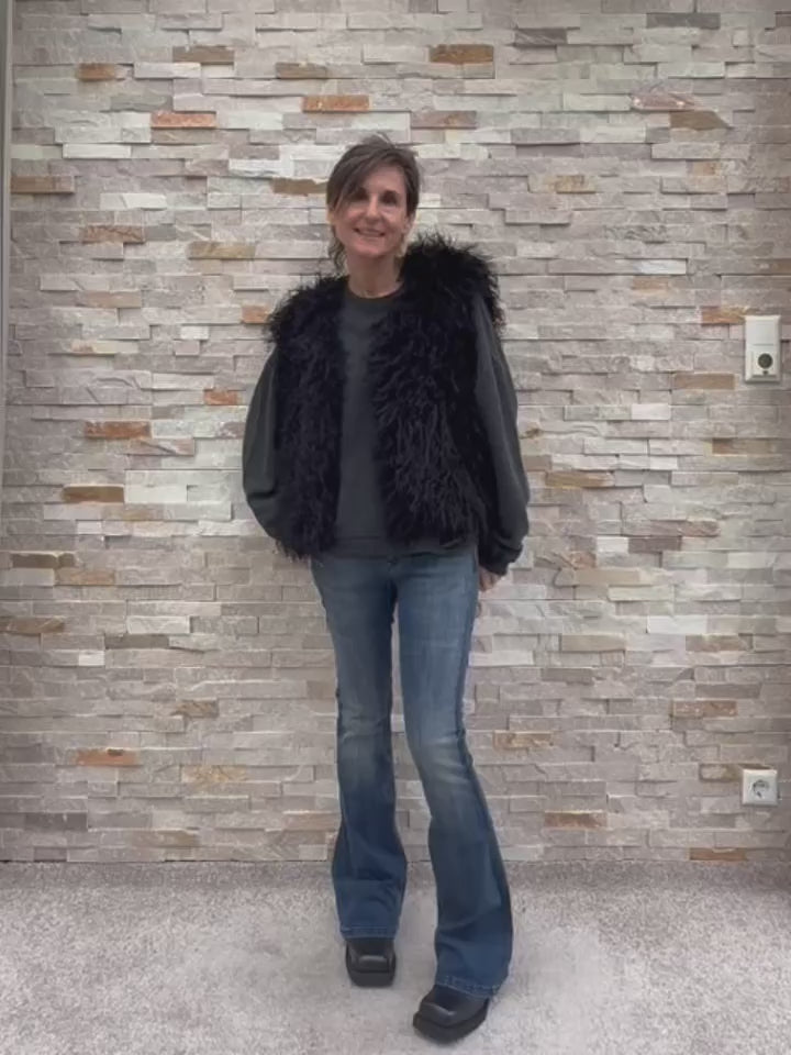 Load video: Curly-Lammfellimitat Weste ELLERY in Black