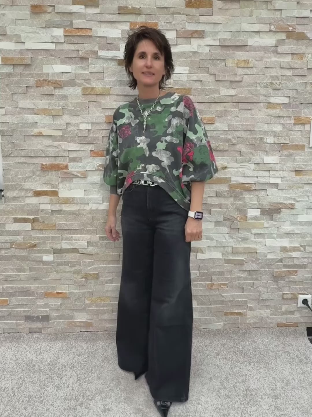 Video laden: Black Denim Jeans HOLLI mit extra weitem Bein in Dirty Black