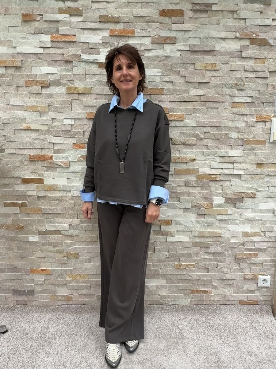 Load video: LELY wide-leg sweatpants in Dolphin 