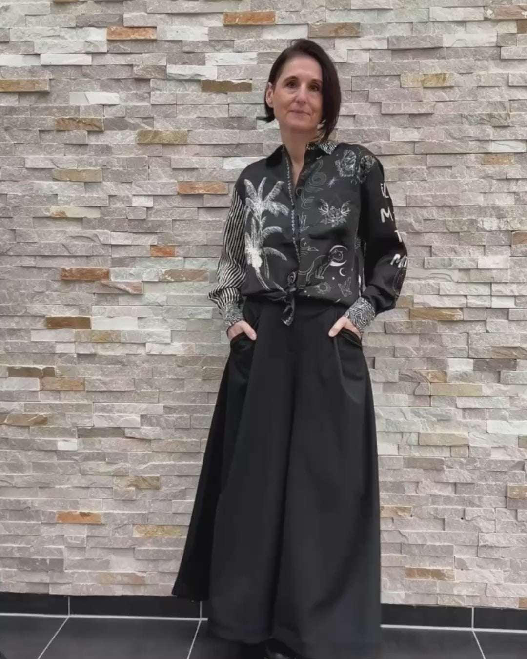 Video laden: Viskose Druck Bluse ISABEL Black Magic