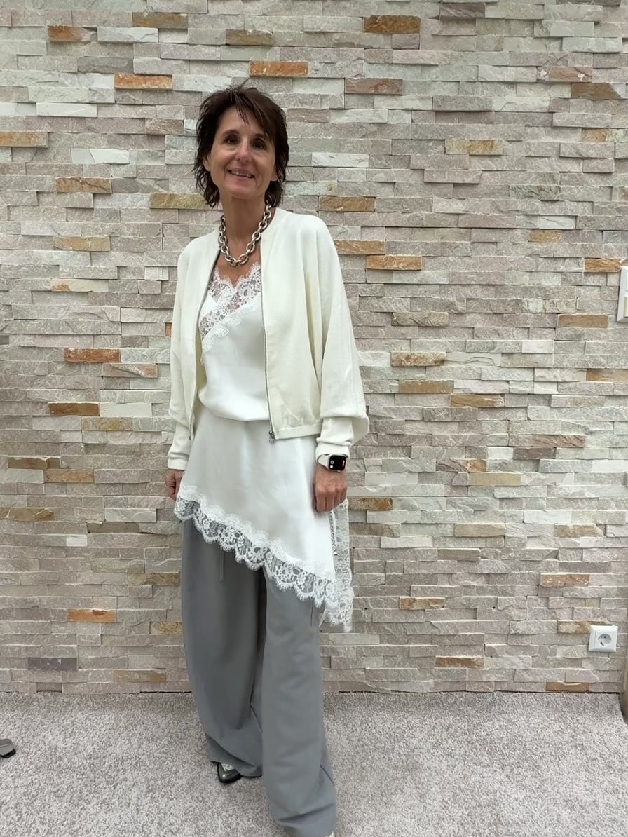 Video laden: Viskose Spitzentop mit asymertischem Saum Offwhite