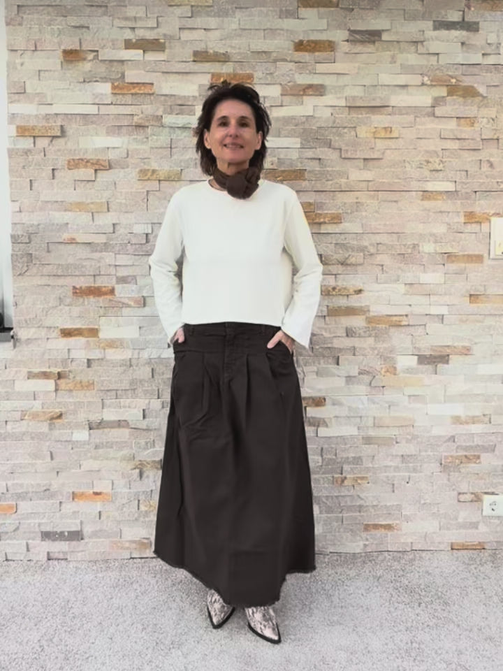 Video laden: Cropped Sweatshirt FELPA mit offenem Saum in Latte