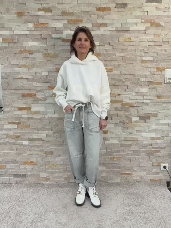 Video laden: Loose Fit Jeans MADIE mit Tunnelzug in Hellgrau