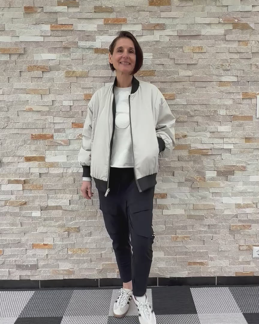 Video laden: Wende Bomber Jacke ELYN in Schwarz-Beige