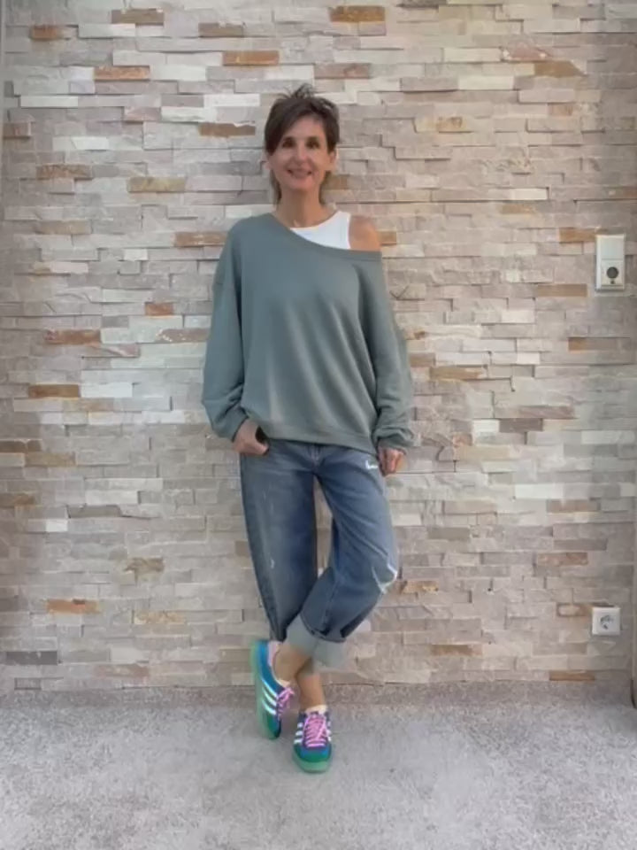 Load video: Oversized Sweatshirt SKY VOYAGING in Deep Sea