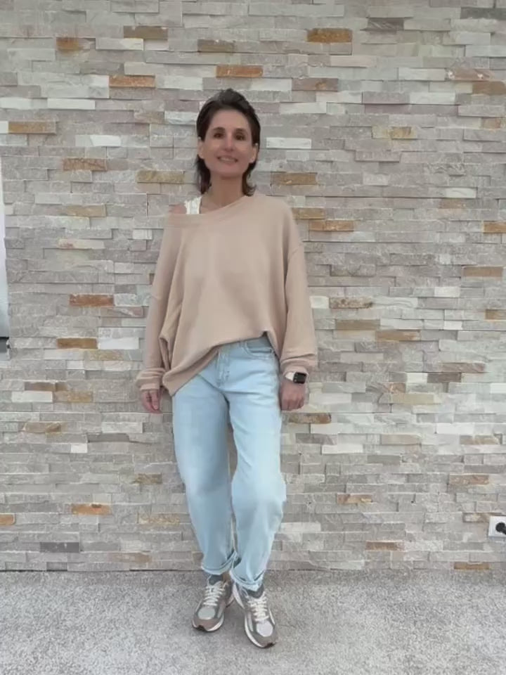 Video laden: Oversized Sweatshirt SKY_SQUARE in Terracotta mit Orange