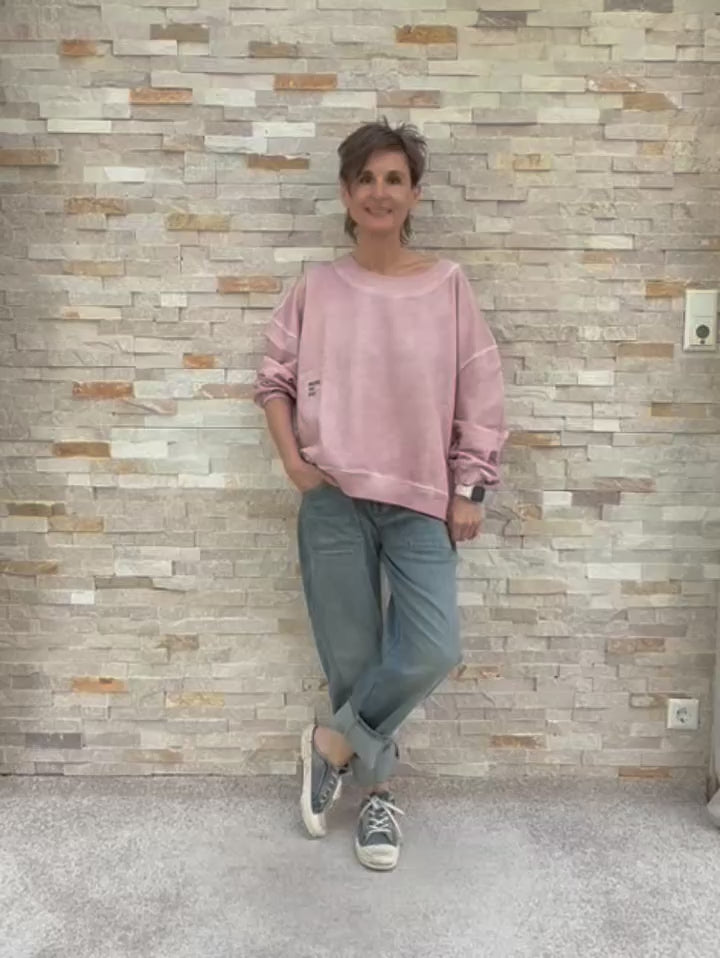 Load video: Oversized Sweatshirt Sky Organic Rosé Secco