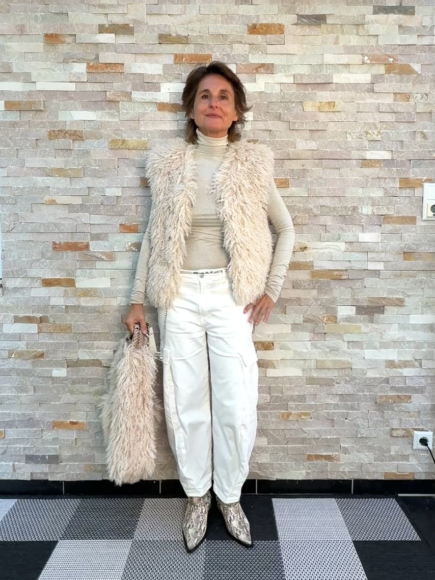 Video laden: Curly-Lammfellimitat Weste BETH in Light Beige