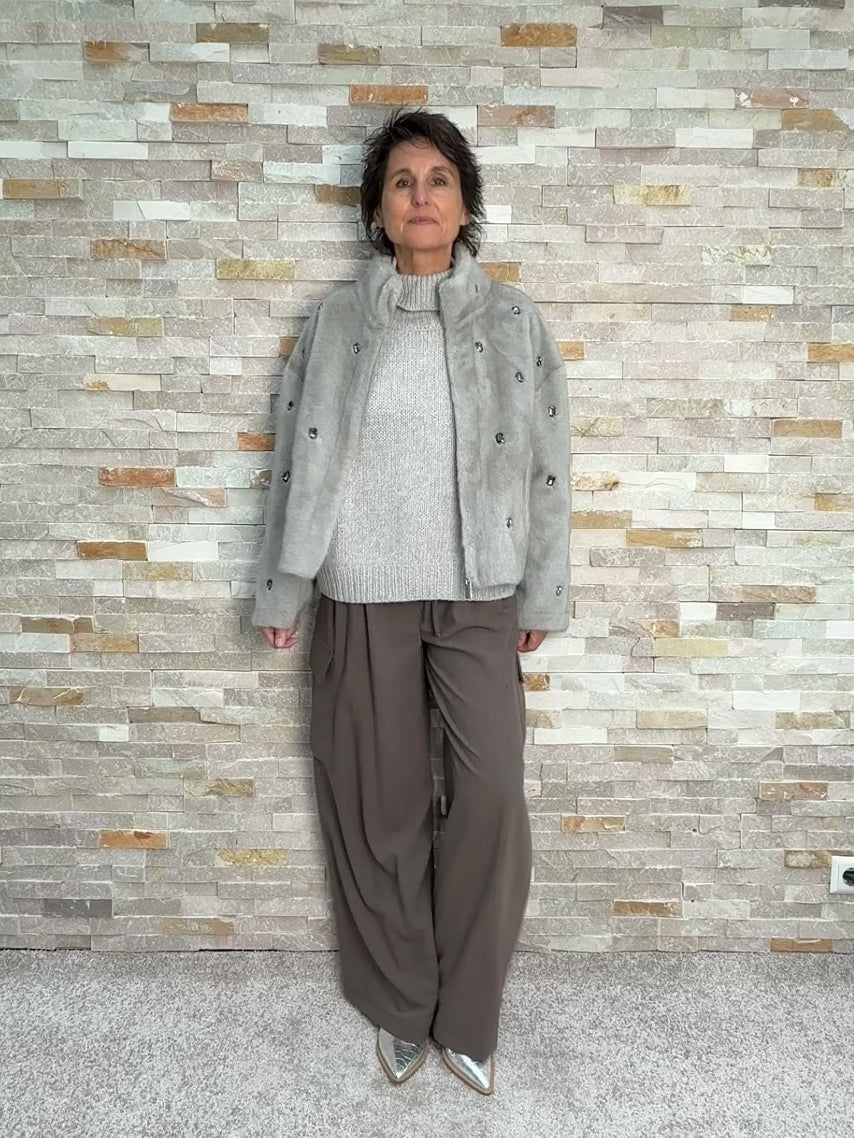 Video laden: Fake Fur Jacke mit Schmucksteinen in PERLA