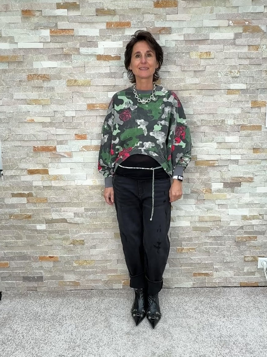 Video laden: Cropped Sweatshirt mit Camouflage-Rosen Druck Grün