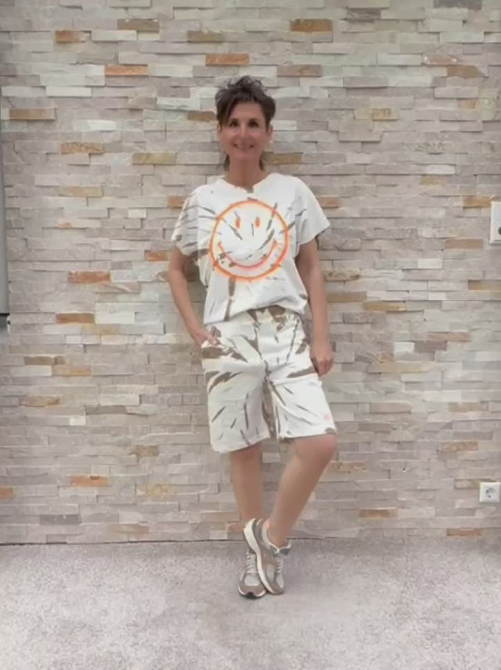 Video laden: Smiley Sweater Batik in Ecru - Dessert