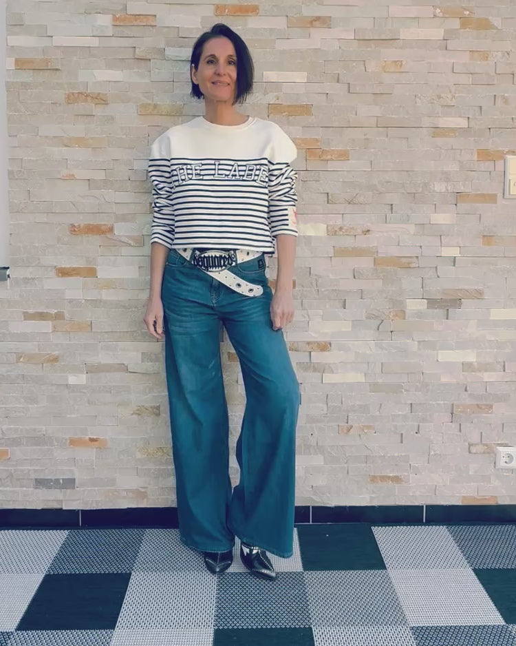 Video laden: Cropped Sweatshirt mit Streifen Ecru-Schwarz