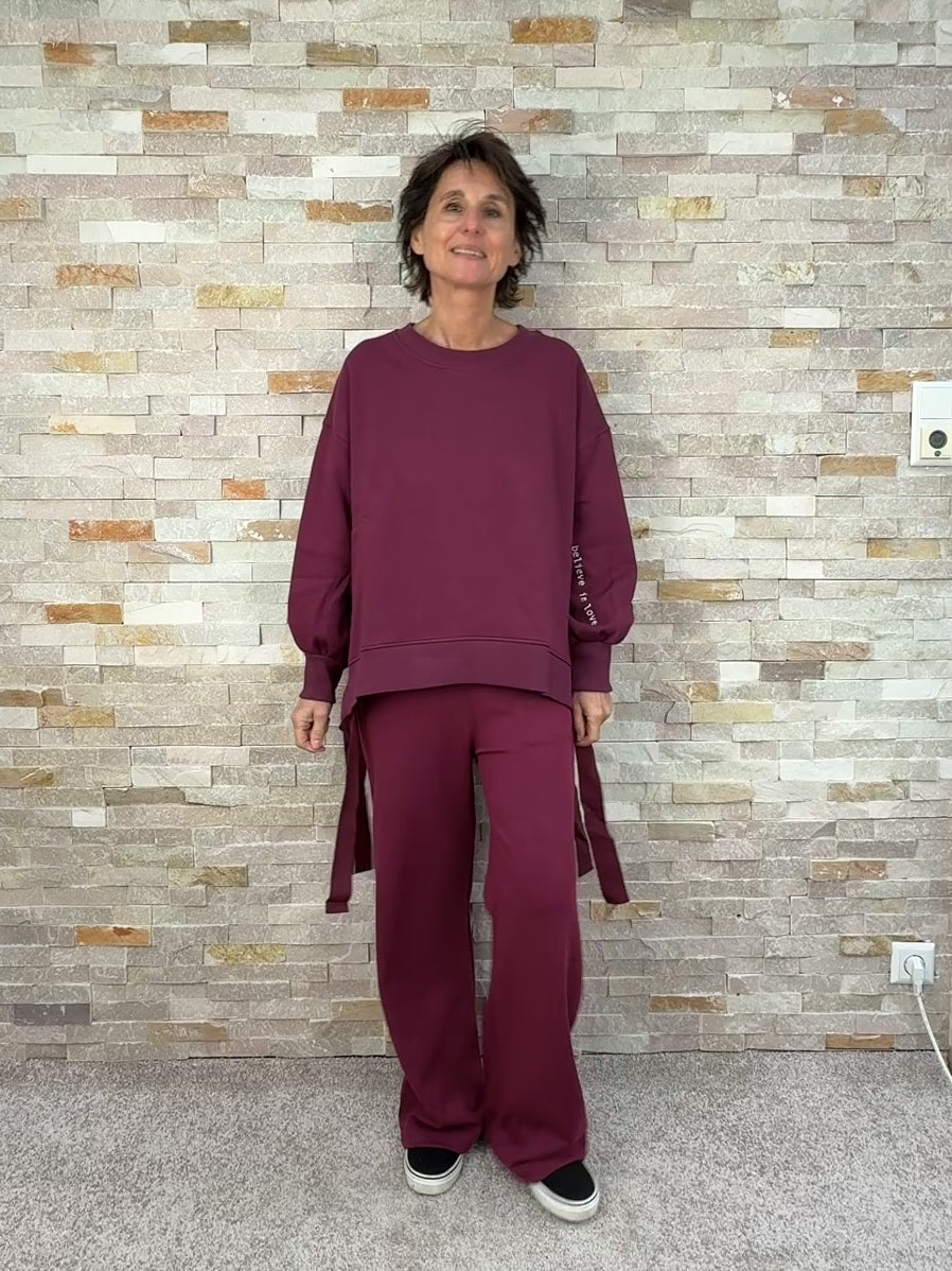 Video laden: Oversized Sweatshirt mit seitlichen Bändern in Bordeaux