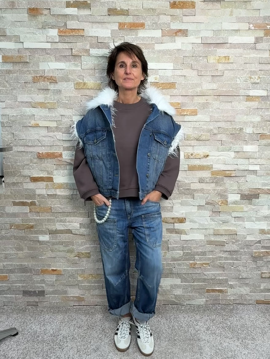 Video laden: Oversize Jeansweste mit Fellimitat in Denim Blue