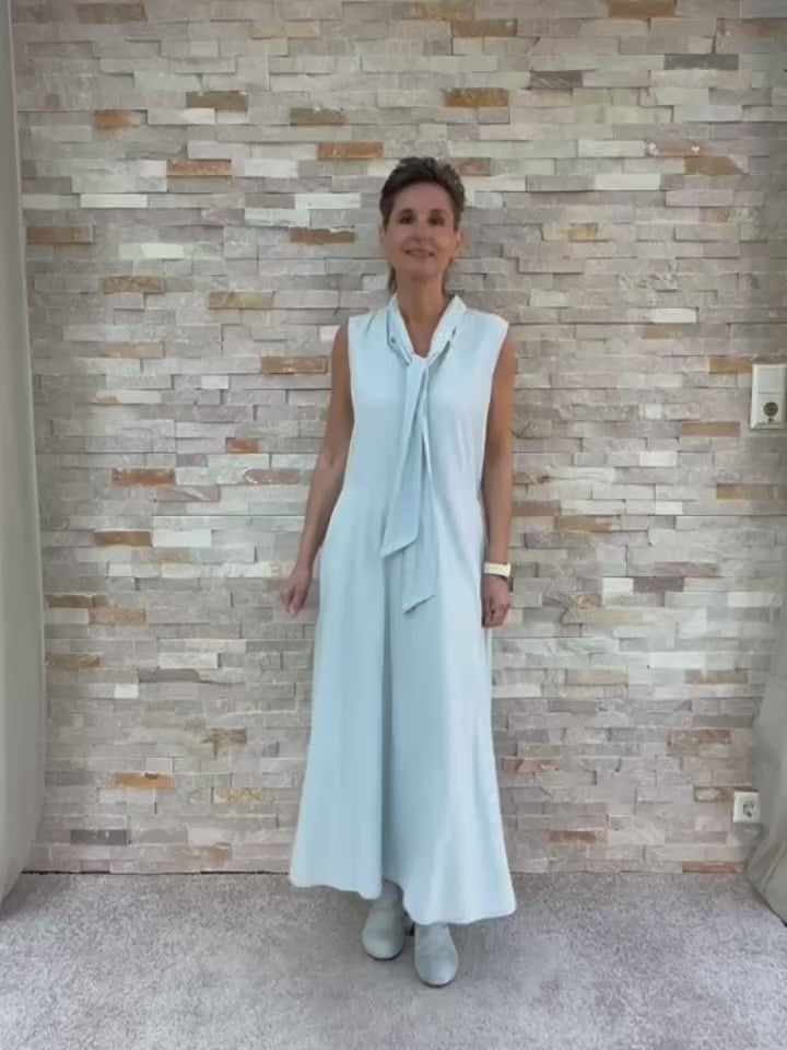 Video laden: Jeans Maxikleid ohne Ärmel in Hellblau