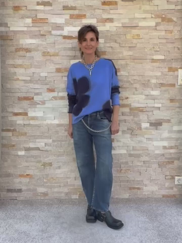 Video laden: Sweatshirt ROSE mit großen Blumen Königsblau