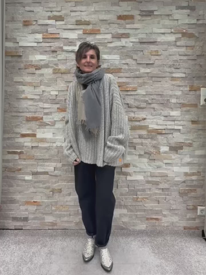 Video laden: Cashmere Schal mit Farbverlauf in Anthazit mit Taupe