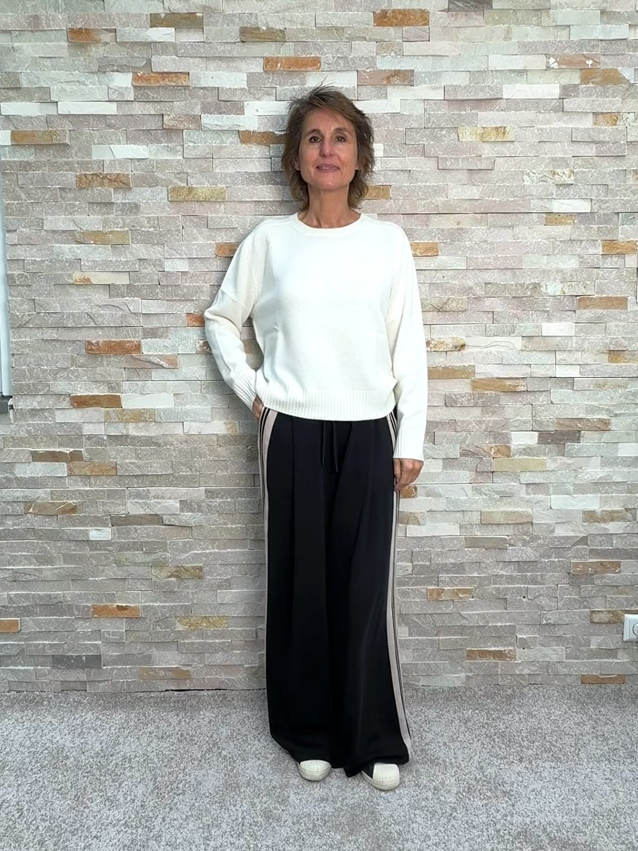 Video laden: Kurzer Cashmere Pullover in Offwhite
