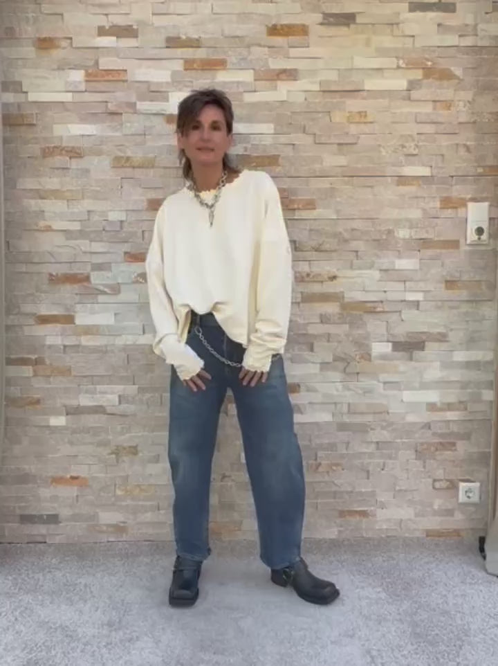 Video laden: Sweatshirt VIOLA Rüschendetails in White Cap Gray