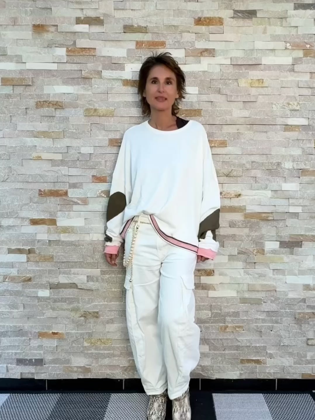 Load video: Oversized sweatshirt HOPEWELL with spade patches in Ice