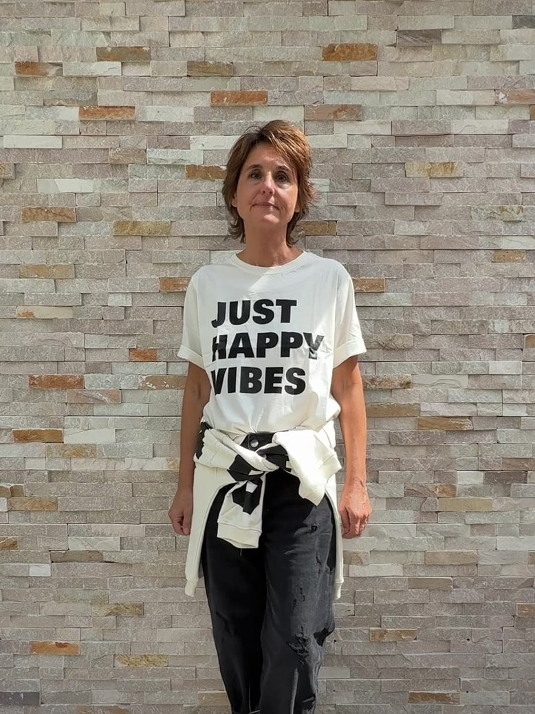Video laden: T-Shirt &quot;JUST HAPPY VIBES&quot; in Ecru