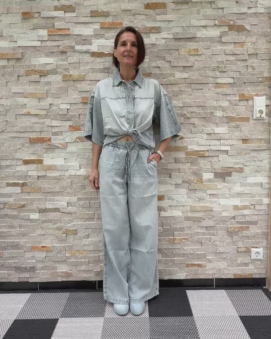 Video laden: Halbarm Bluse HILLI in Jeansoptik Marble Grey