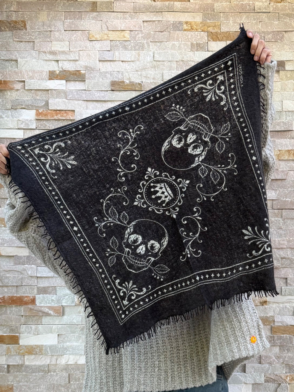 Bandana Kashmir Skulls Black/White mit Fransen