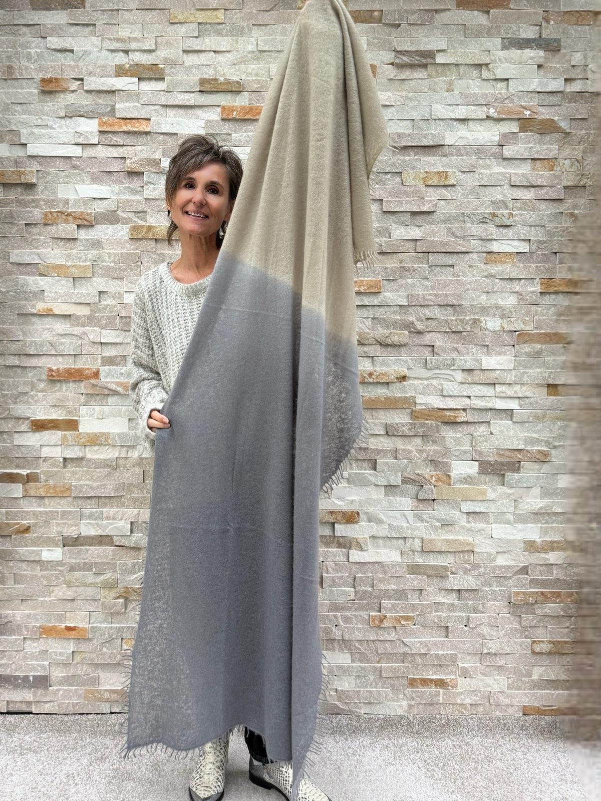 Cashmere Schal mit Farbverlauf in Anthazit mit Taupe